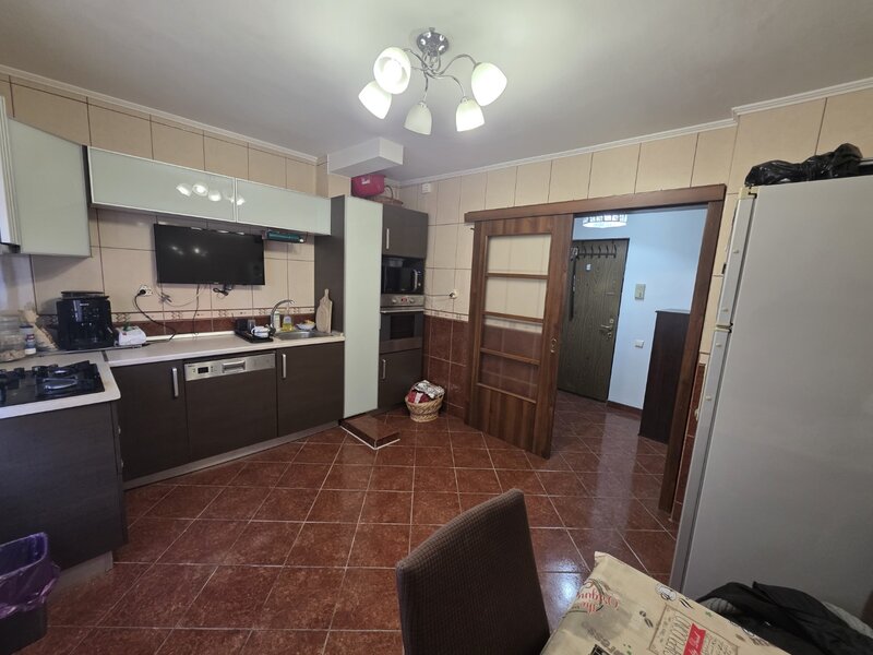 Vitanul nou, chiar pe Foisorului, stradal, bloc reabilitat.