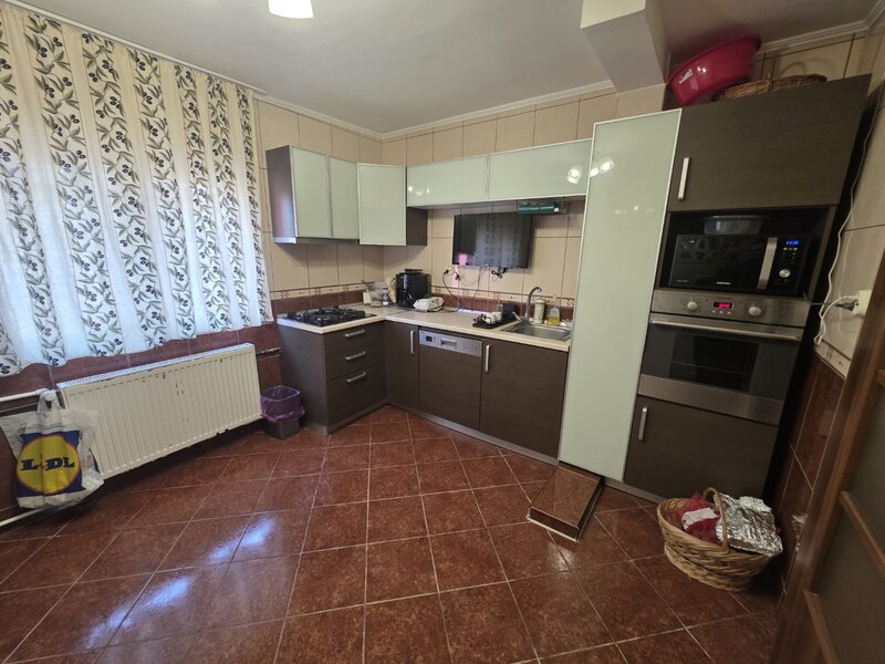 Vitanul nou, chiar pe Foisorului, stradal, bloc reabilitat.