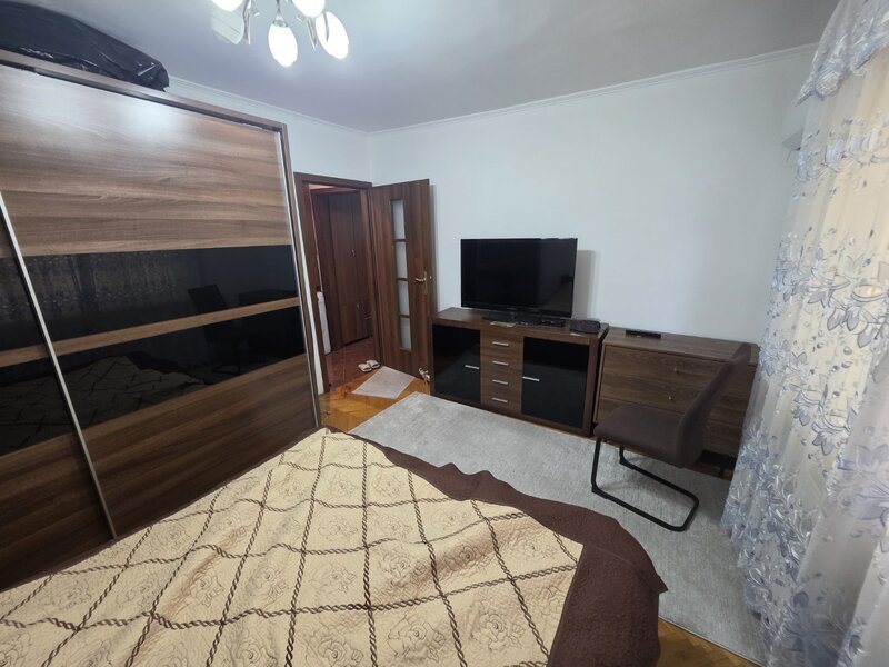 Vitanul nou, chiar pe Foisorului, stradal, bloc reabilitat.