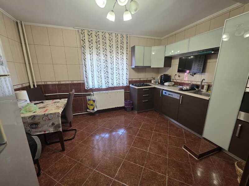 Vitanul nou, chiar pe Foisorului, stradal, bloc reabilitat.