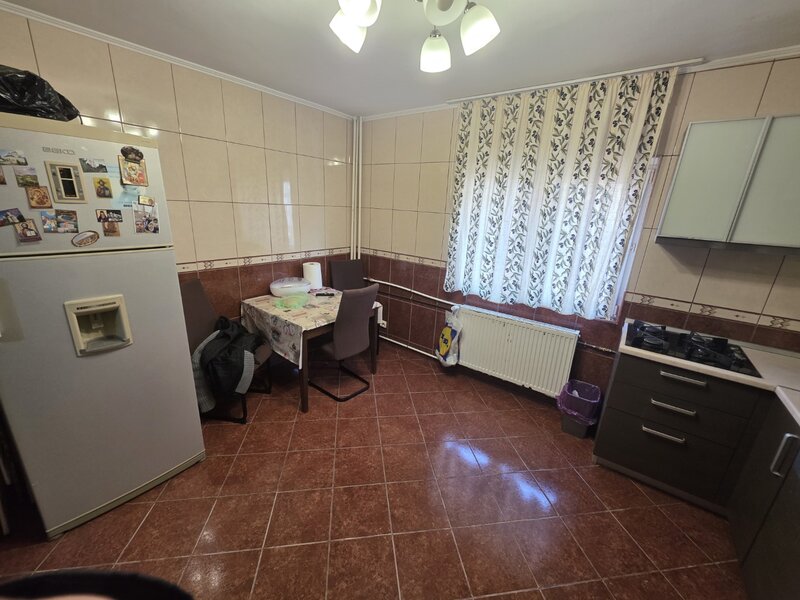 Vitanul nou, chiar pe Foisorului, stradal, bloc reabilitat.