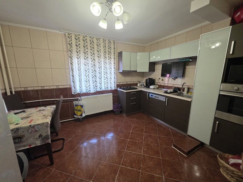 Vitanul nou, chiar pe Foisorului, stradal, bloc reabilitat.