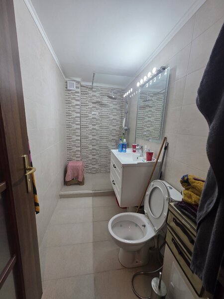 Vitanul nou, chiar pe Foisorului, stradal, bloc reabilitat.