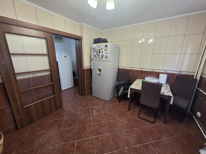 Vitanul nou, chiar pe Foisorului, stradal, bloc reabilitat.