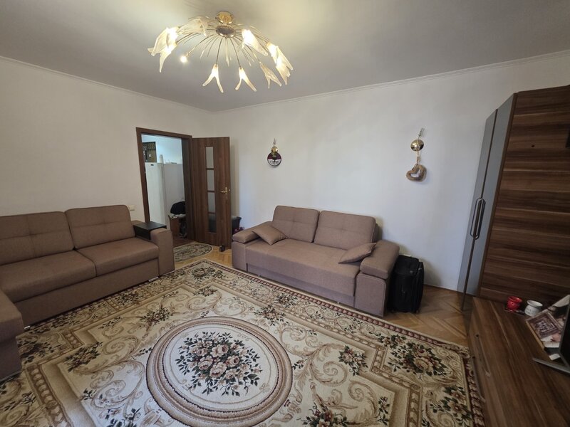 Vitanul nou, chiar pe Foisorului, stradal, bloc reabilitat.