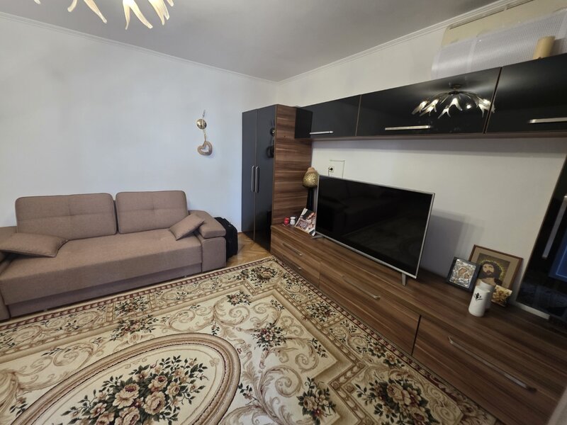 Vitanul nou, chiar pe Foisorului, stradal, bloc reabilitat.